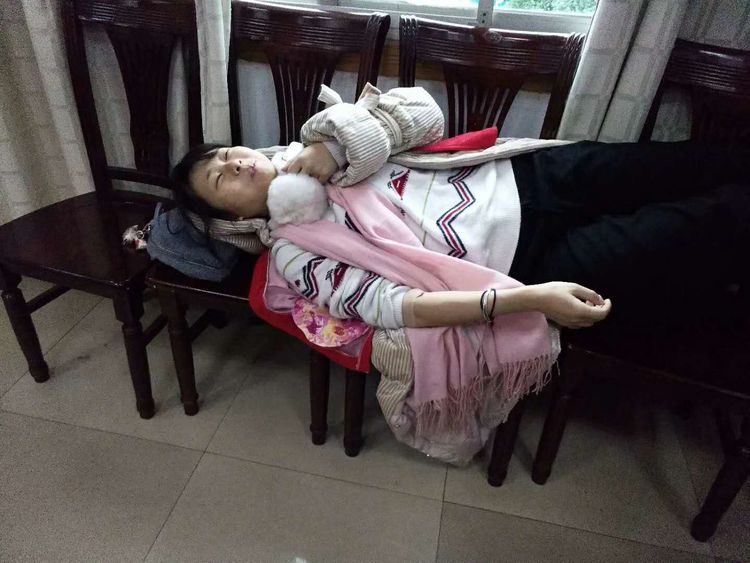 年輕小護(hù)士第一次獻(xiàn)血因為緊張發(fā)暈